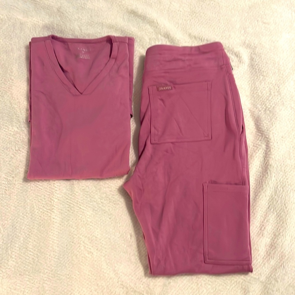 Unworn Woman’s 4 Pocket V-Neck Top (M) and Woman’s 10-Pocket Jogger (M) w/ tags
